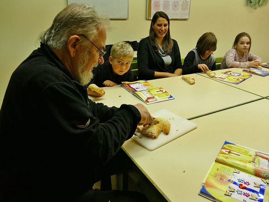 Symbolische Mantelteilung mit den Kommunionkindern (Foto: Karl-Franz Thiede)